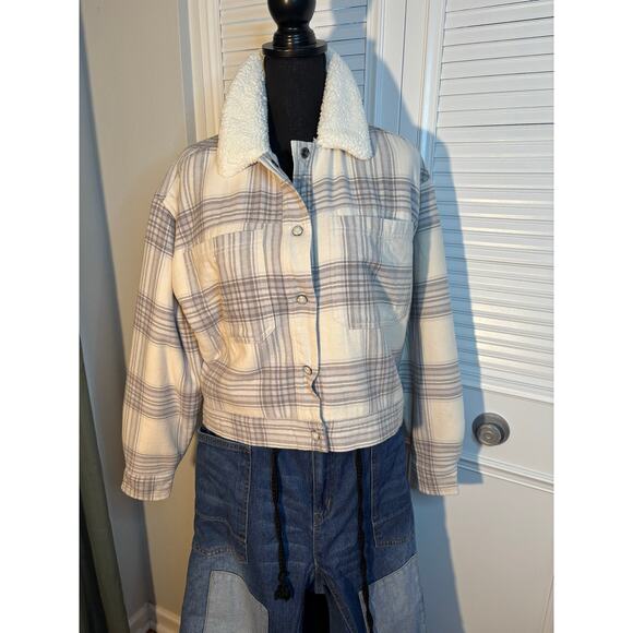 AERIE Cropped Sherpa Lined Shacket Natural Grey & Cream Plaid Pearl Snap Front - Picture 6 of 13